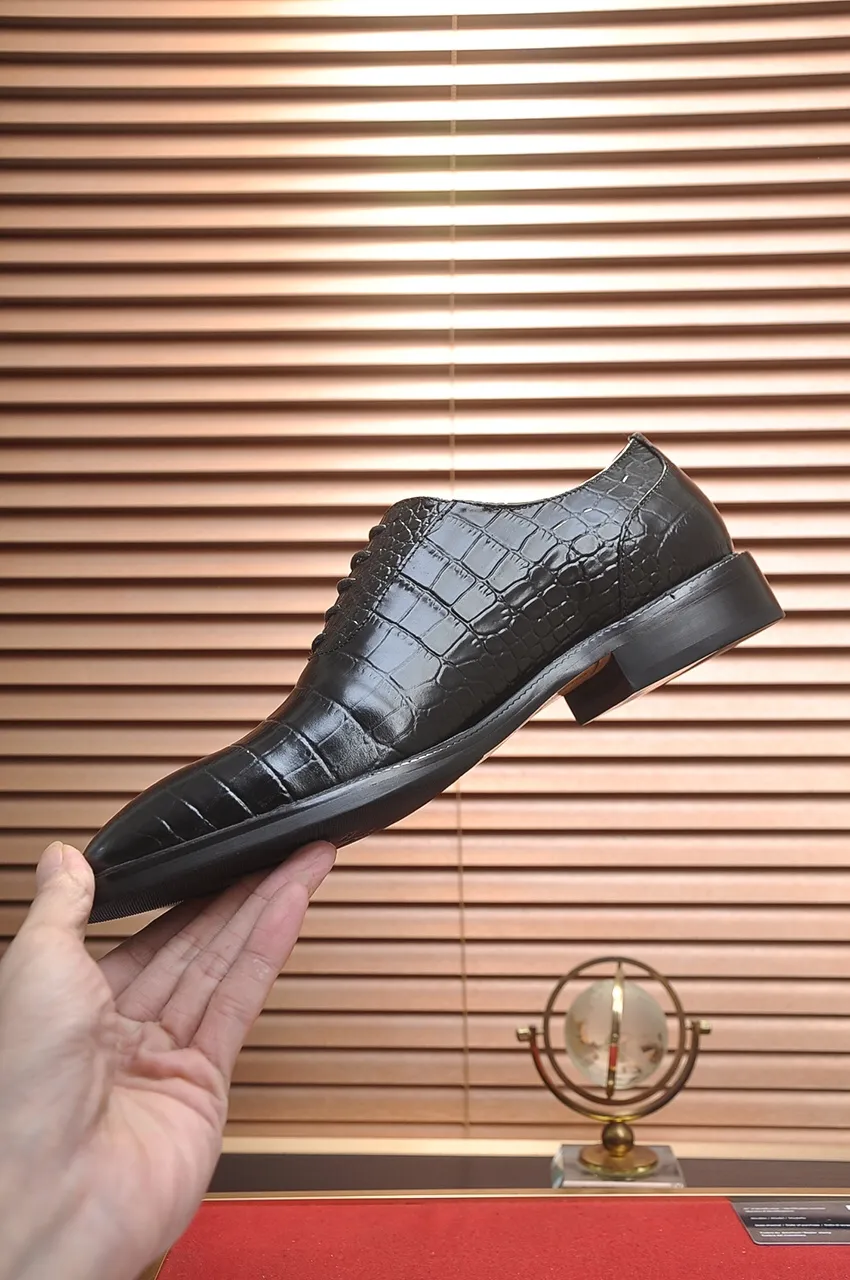 Men's shoes💰540💶Italy's top luxury men's shoe giant (GUCCI) (Gucci) (full cowhide lining) new arrival🍃Original European style🔰 Pleasant to the eye😍In order to make the shoes more durable and non-deformable🌀The production continues to follow traditional methods but there is still no lack of innovation💪Choose original sheepskin for the leather♻️ Smooth and natural And extra bright ⭐Made of imported cowhide, the first choice of rich people 38-45 (45 customized)